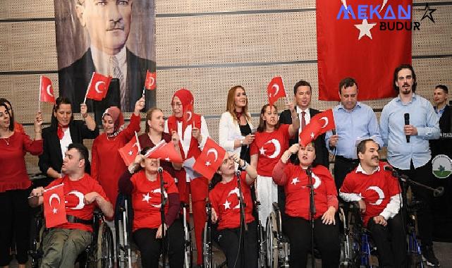 Başkan Aydın engelsiz koroya eşlik etti