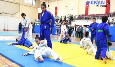 Başkan Aydın, genç judo ve taekwondoculara sertifikalarını verdi