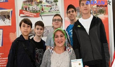 Yazar Halime Yıldız kitaplarını küçük okuyucuları için imzaladı